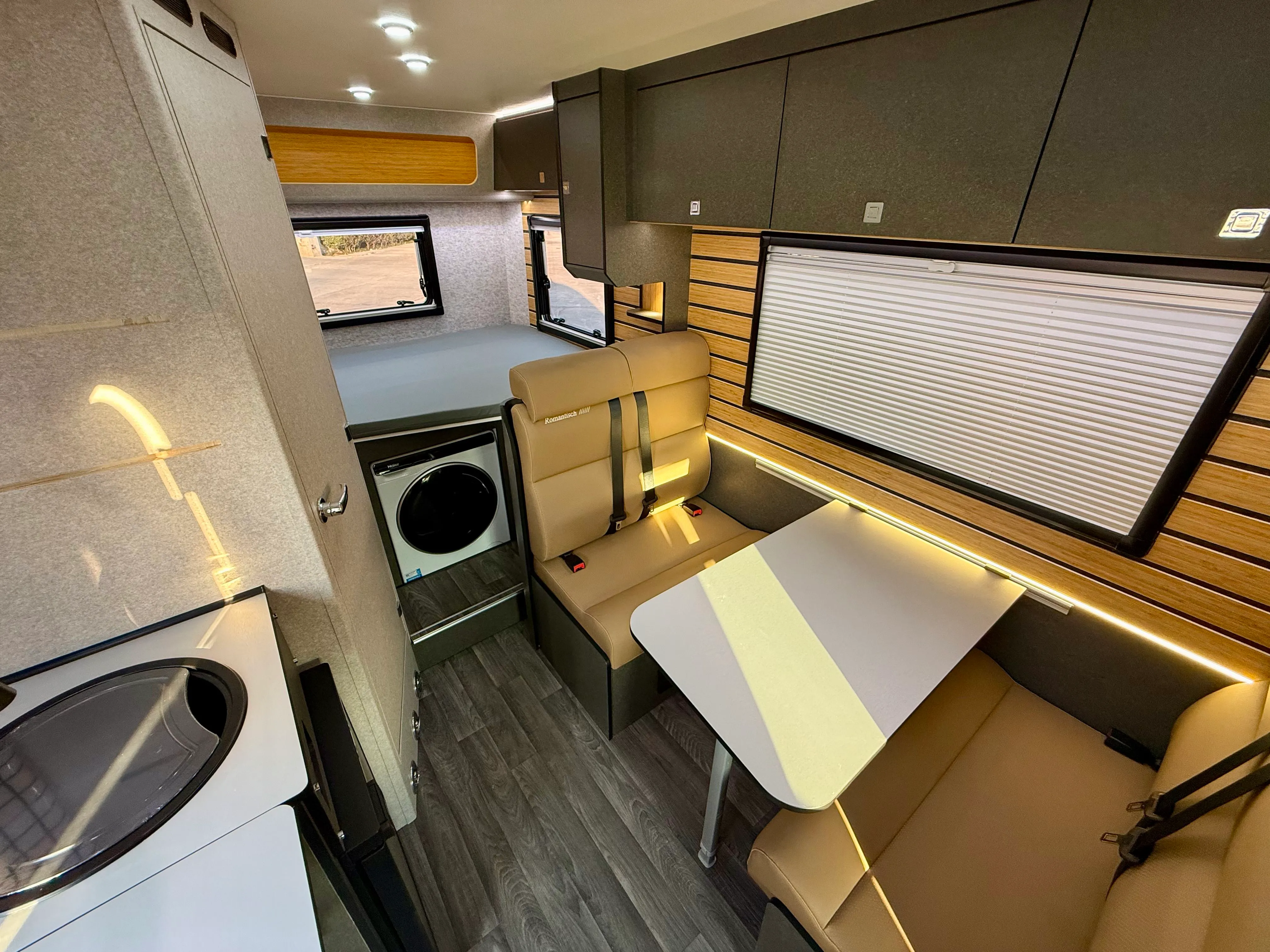 Sala de estar/jantar do Motorhome Niron A — vista 2