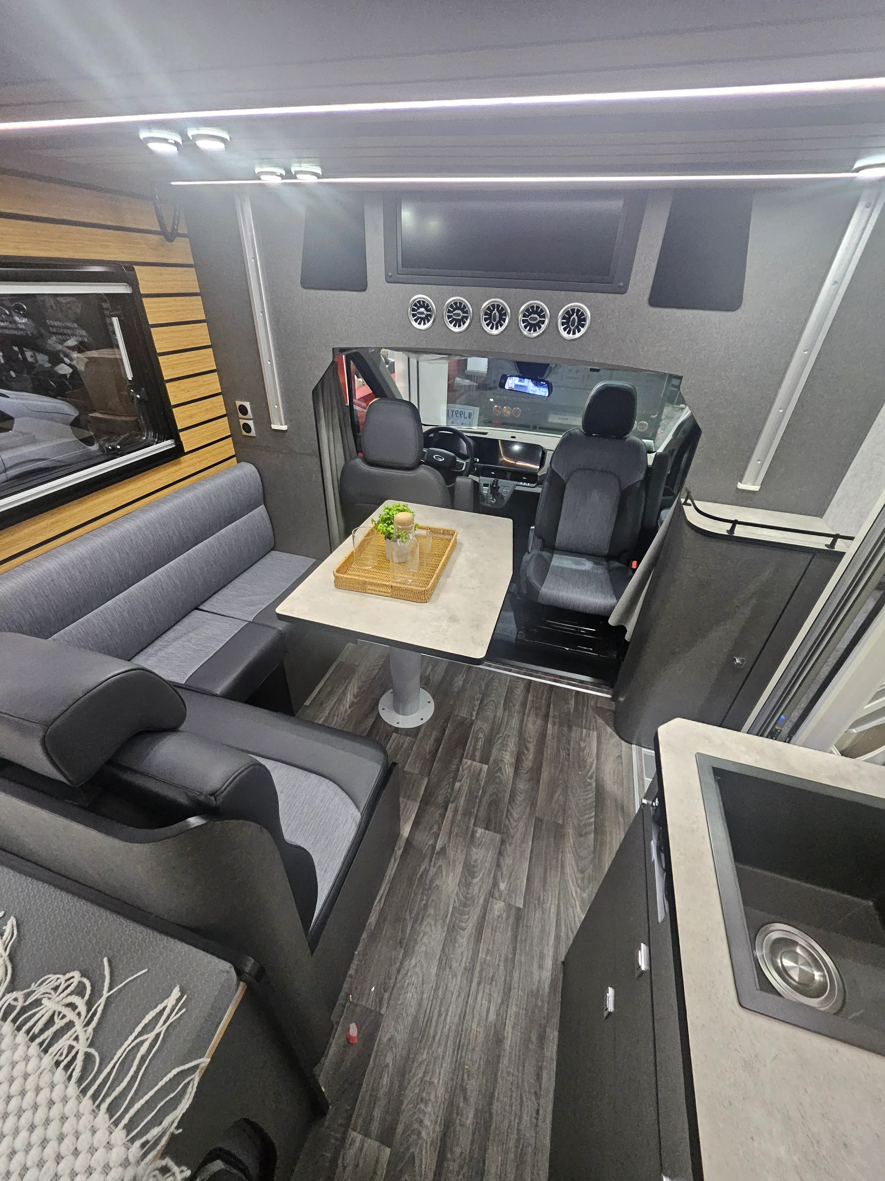 Ambiente interno do Motorhome Niron B — vista 2