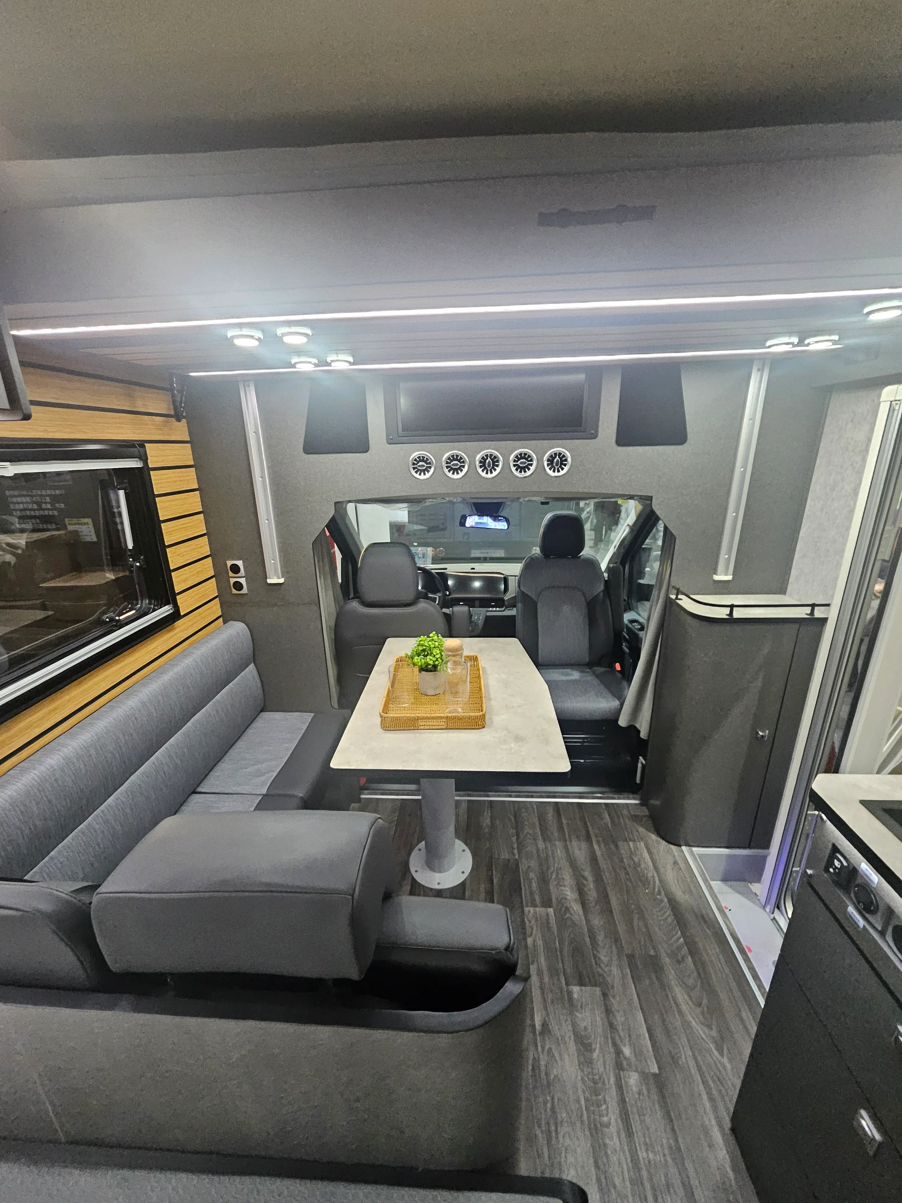 Sala de estar/jantar do Motorhome Niron B — vista 2