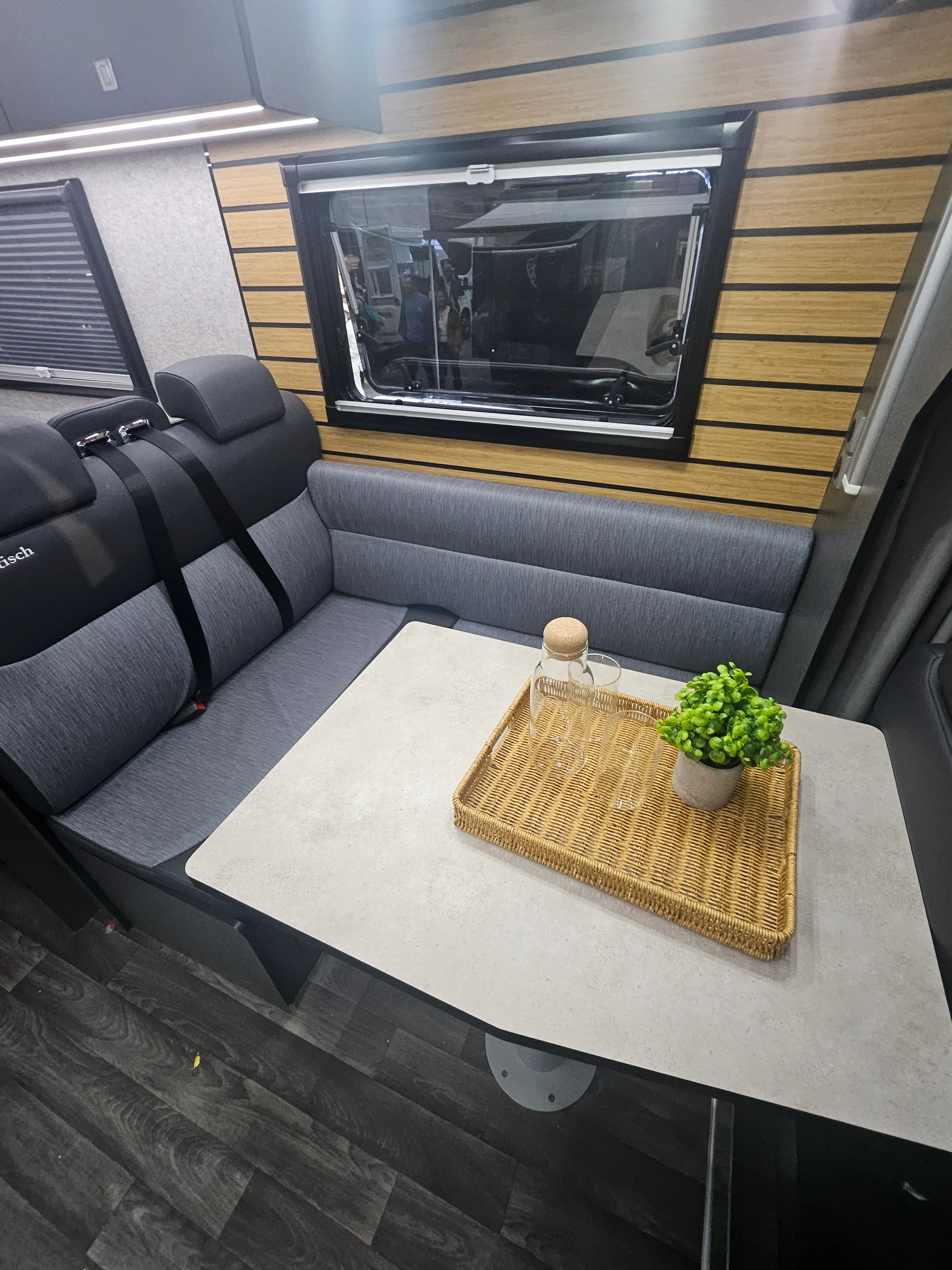 Sala de estar/jantar do Motorhome Niron B — vista 3