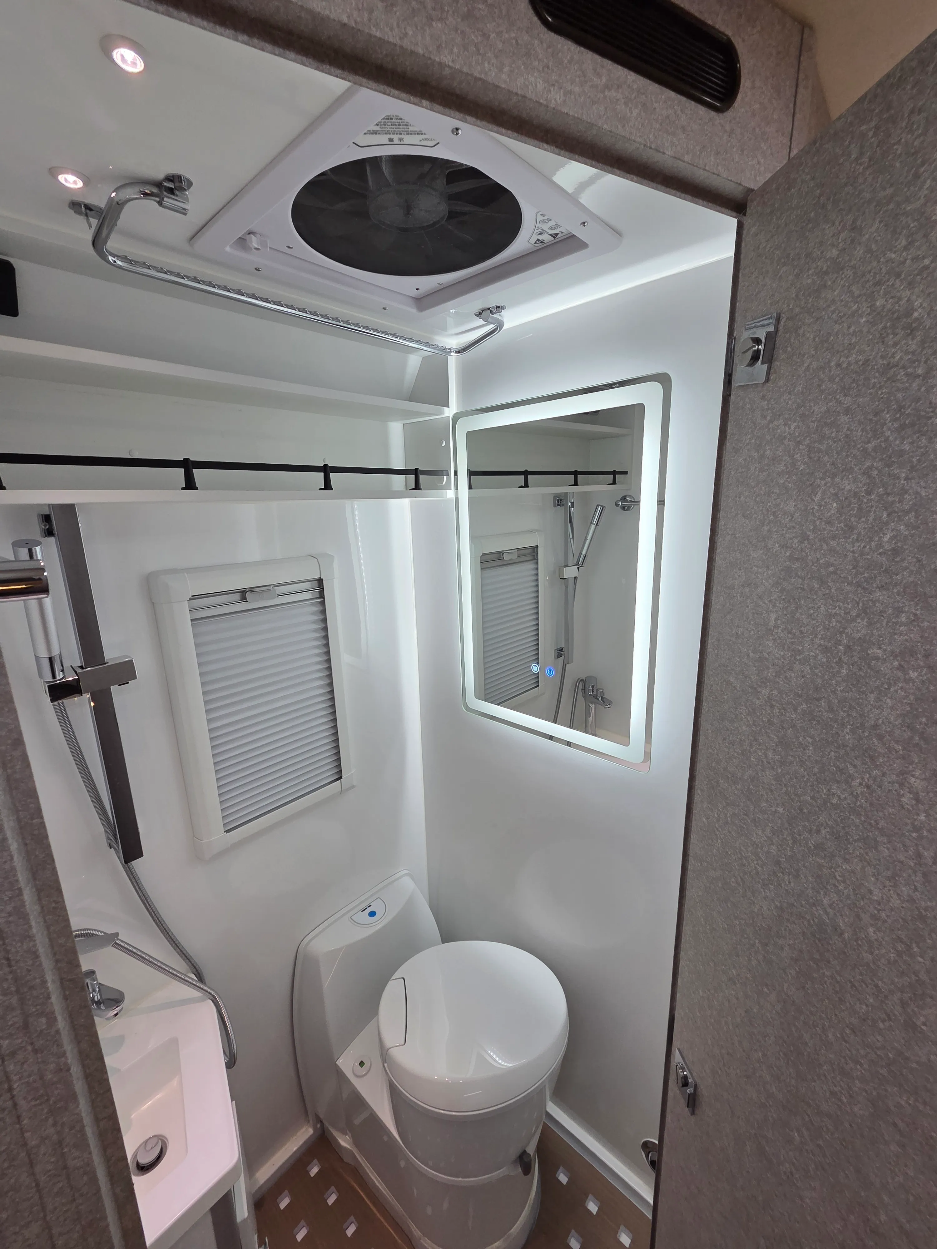 Banheiro do Motorhome Niron A — vista 2