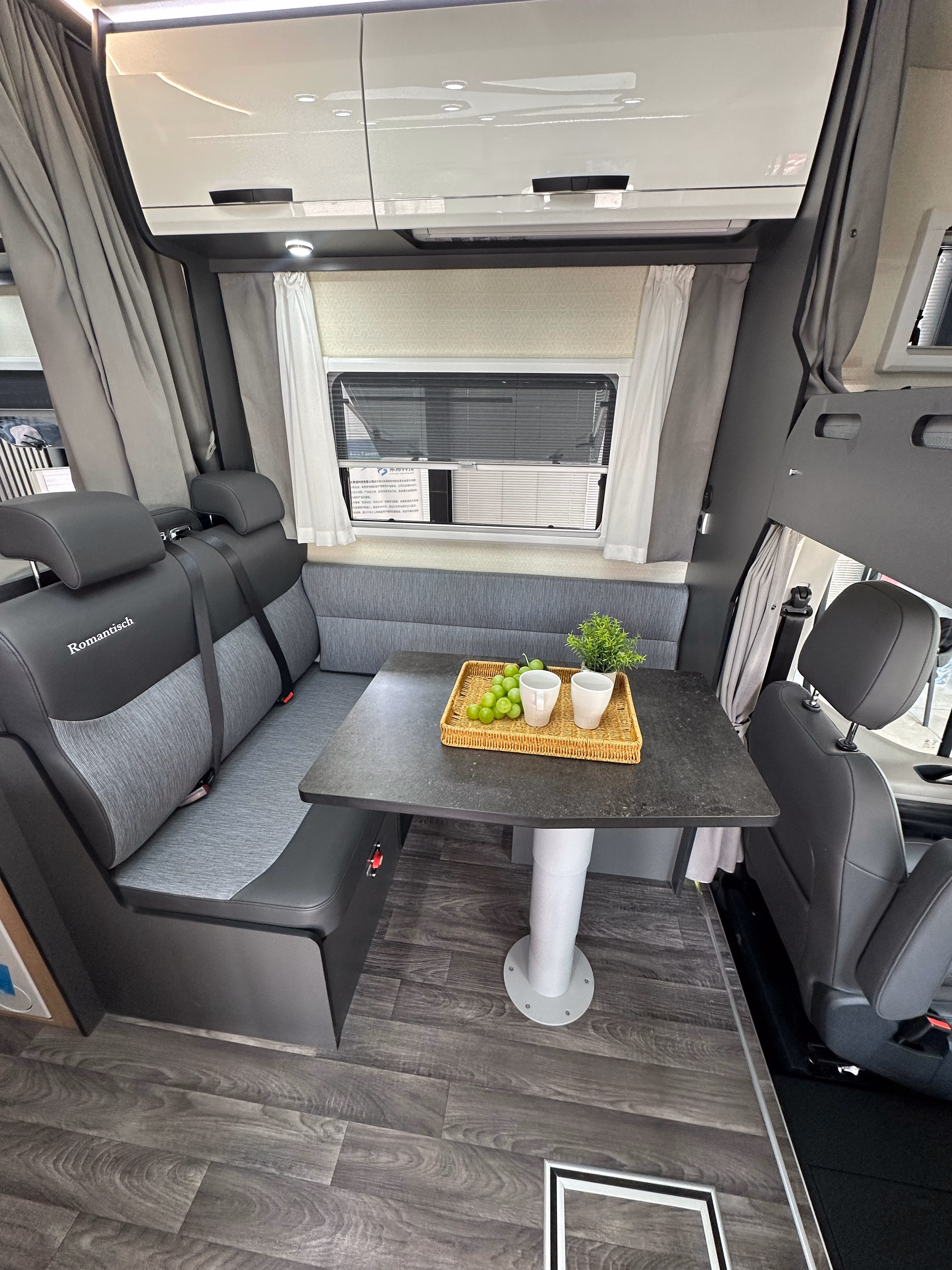 Ambiente interno do Motorhome Nira — vista 4