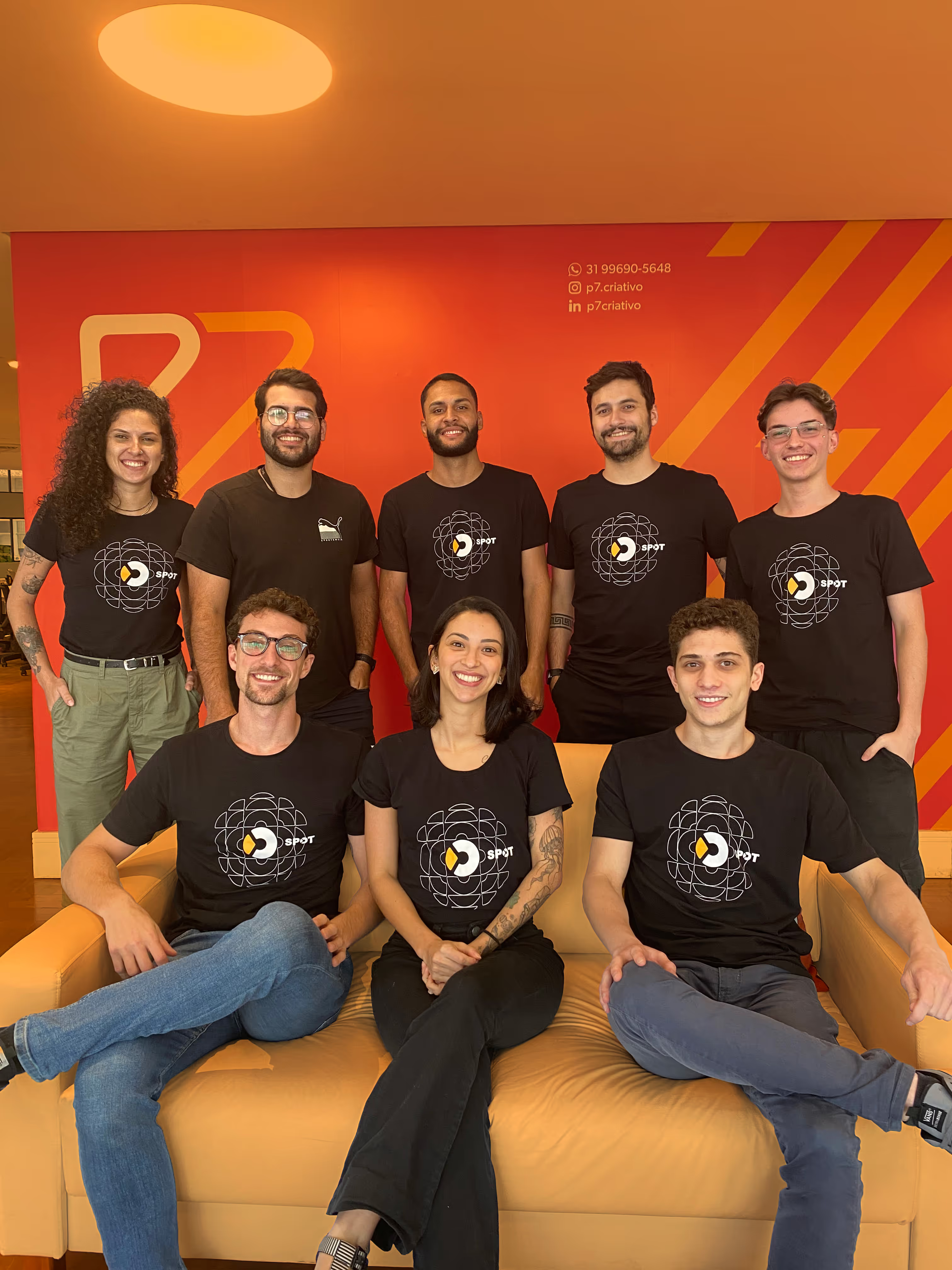 Time da SPOT MKT reunido no escritório